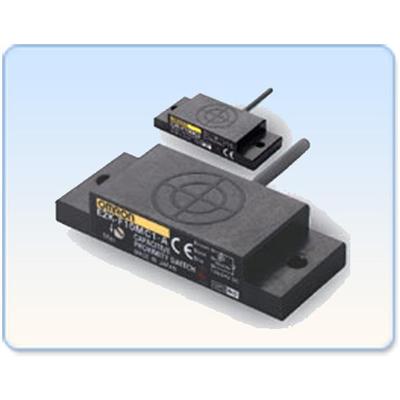 Cảm biến điện dung Omron E2K-F - Loại hình khối dẹp