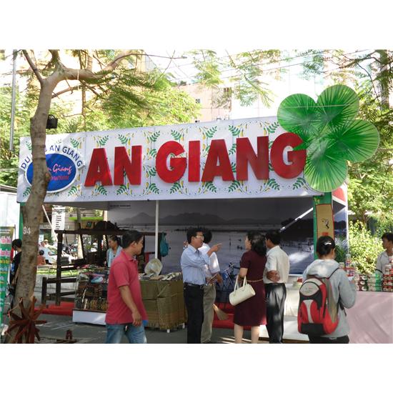 Thiết kế và thi công lắp đặt gian hàng tại hội chợ triển lãm