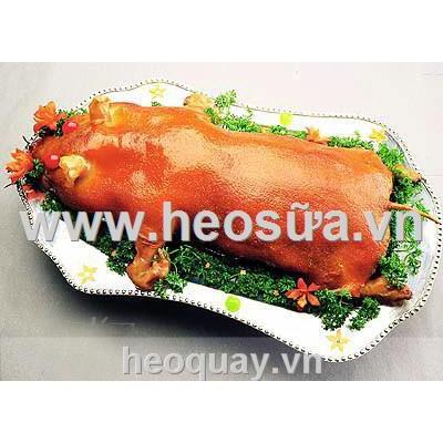 Heo sữa quay với lá móc mật.