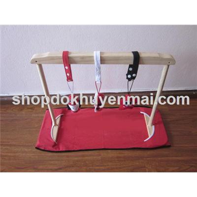 Kệ treo đồ chơi bằng gỗ Enfa - Kèm đồ chơi và thảm