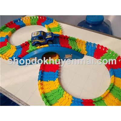 Mô hình đường đua dùng pin - Tặng pin