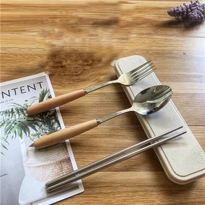 Bộ Đũa, Muỗng, Nĩa Inox Cán Gỗ, Kèm Hộp Đựng Nhựa Lúa Mì - Kt: (20 x 4.5 x 2.5) cm