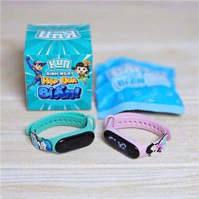 ĐỒNG HỒ ĐEO TAY MÀN HÌNH LED Cho Bé Học Xem Giờ (Hộp Quà Túi Mù Kun MÀU NGẪU NHIÊN)  DONG HO DEO TAY MAN HINH LED Cho Be Hoc Xem Gio (Hop Qua Tui Mu Kun MAU NGAU NHIEN)